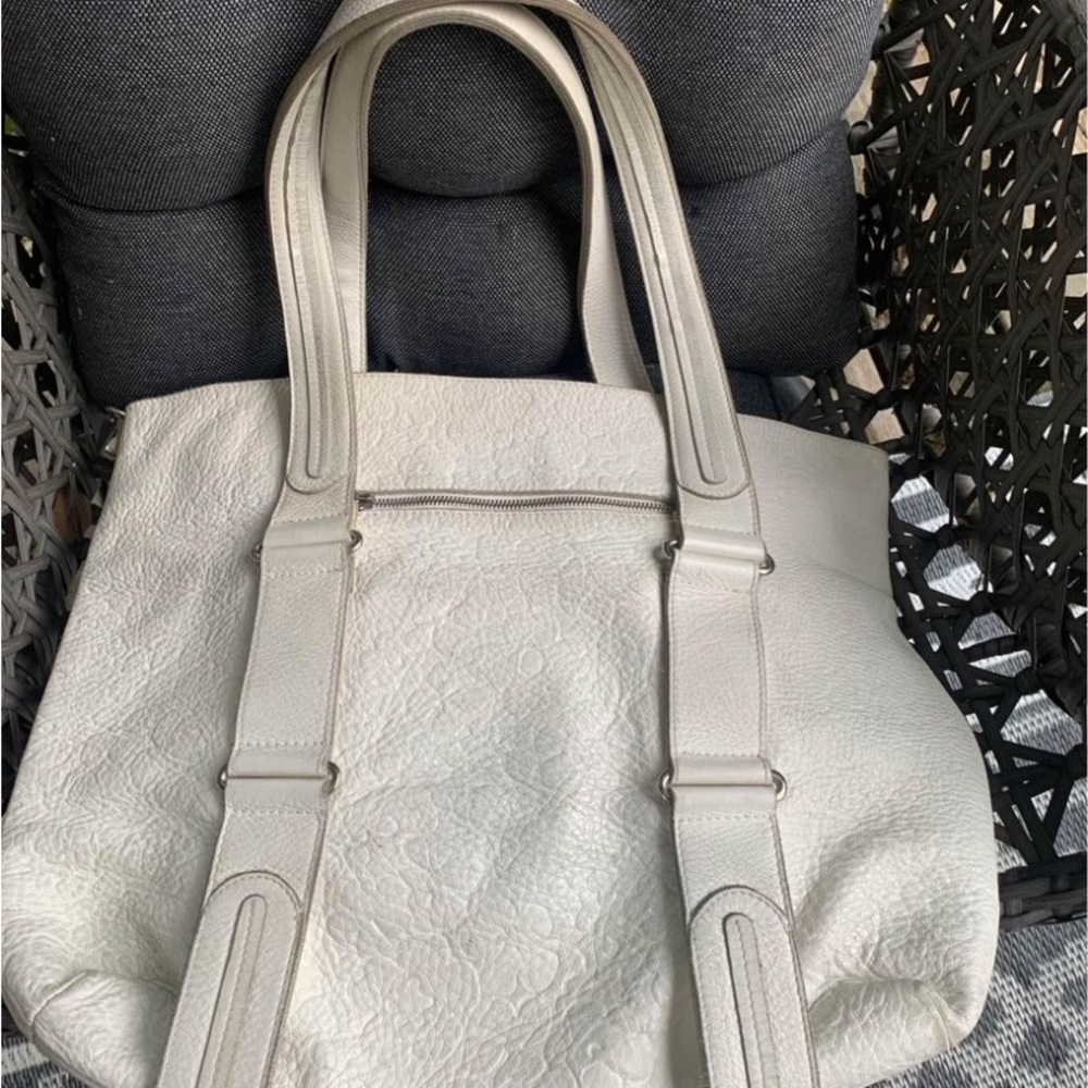 Vintage Authentic Chloe White Leather Flower Embossed Shoulder Bag